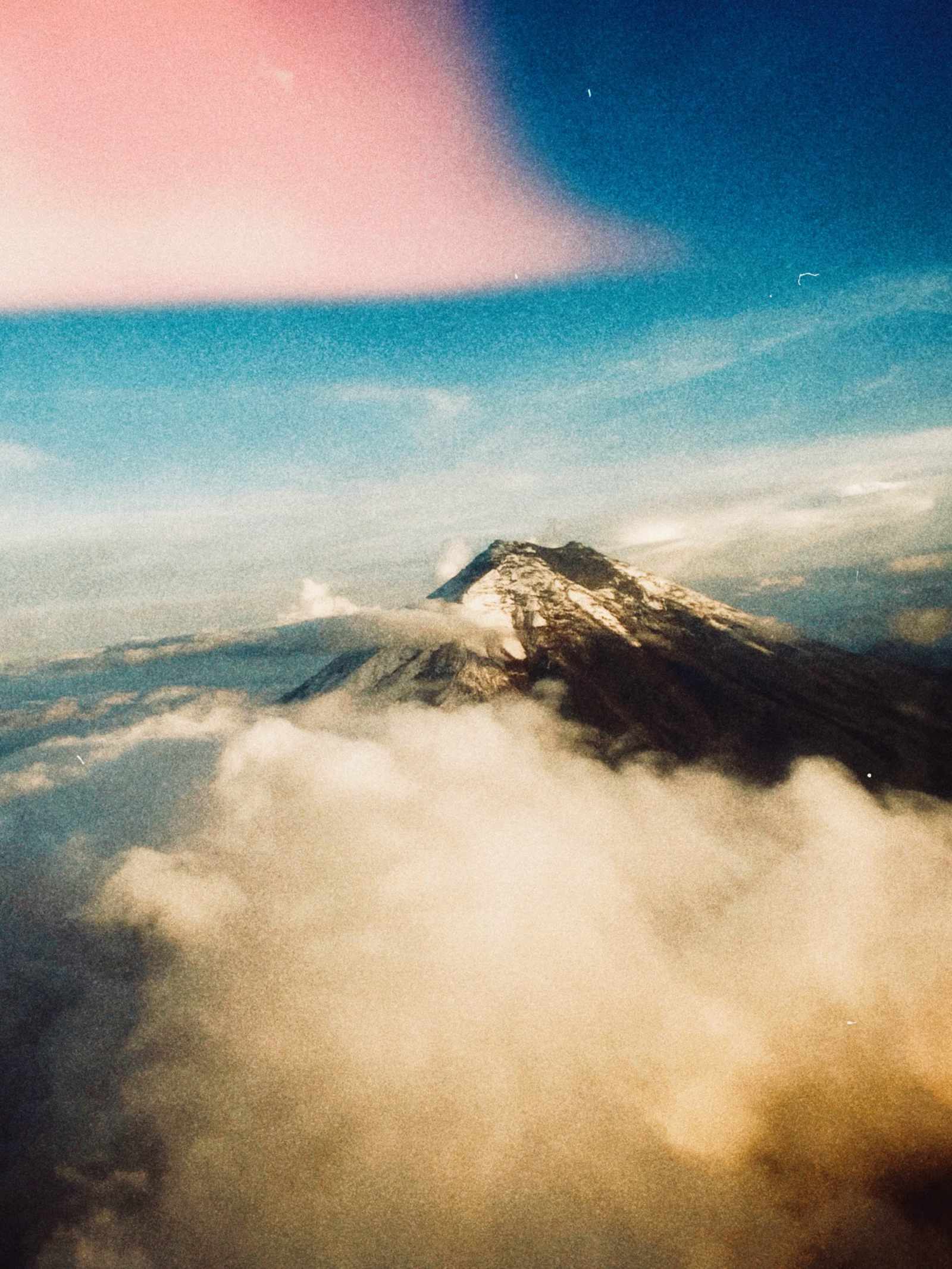Volcán entre nubes